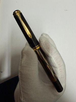 עט מהמם של חברת Pelikan, מדגם M400 עם ציפורן זהב אמיתי, צבע חום משויש, חתום Pelikan ו-West 