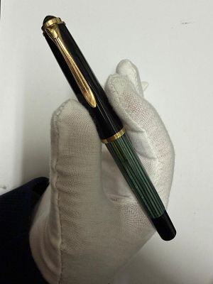 עט מהמם של חברת Pelikan, מדגם M400 עם ציפורן זהב אמיתי, צבע ירוק משויש, חתום Pelikan. כולל 