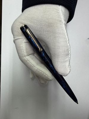 עט Ballpoint של חברת Montegrappa האיטלקית. עט יפייפה בצבע כחול שחור ללא קופסה מקורית. נבדק 