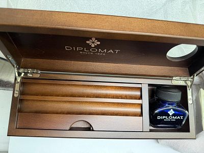 קופסת עץ מהודרת מאוד של חברת Diplomat הכוללת מקום אחסון לשני עטים, קסת דיו מקורית כולל דיו 