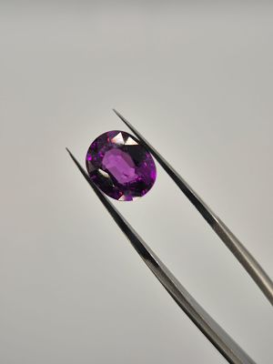 אבן חן טבעית מושלמת לשיבוץ בטבעת או תליון סגולה אובאלית וצלולה מסוג אומבלייט גרניט אפריקאית 