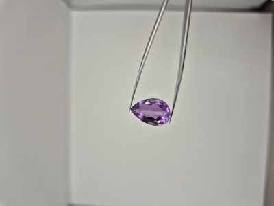 אבן חן טבעית מהממת וענקית לשיבוץ בתליון או בטבעת גדולה מסוג אמטיסט בחיתוך טיפה (אגס) בצבע סגול 