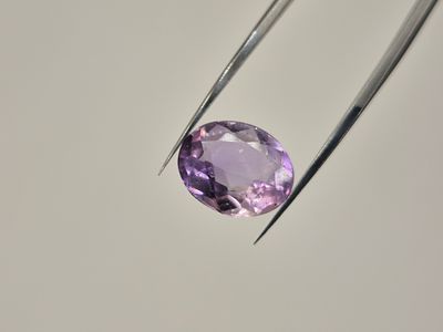 אבן חן טבעית מסוג אמטרין בי קולור (שילוב של אמטיסט וסיטרין) בצבע סגול ורוד, צלולה מאוד בחיתוך 