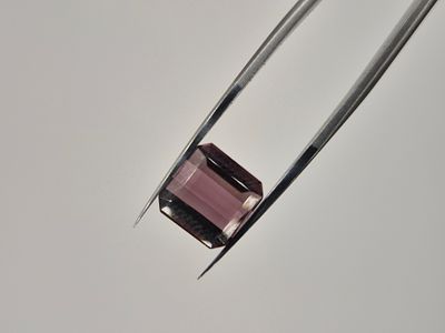 אבן חן טבעית מסוג אמטיסט אפריקאית בצבע סגול עמוק וצלול, בחיתוך רדיאנט. אבן מהממת מתאימה מאוד 