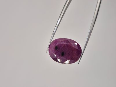 אבן חן טבעית וענקית מסוג רובי זאיר בצבע בורדו כהה בחיתוך אובאלי ושטוחה- מתאים מאוד לשיבוץ 