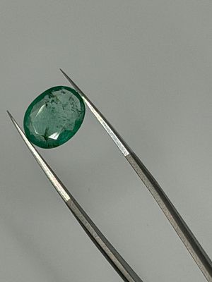 אמרלד טבעית קולומביאנית בצבע ירוק בהיר בחיתוך אובאלי ושטוחה- מתאים מאוד לשיבוץ טבעת יוקרתית או 