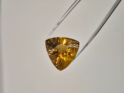 אבן חן ענקית מסוג סיטרין בחיתוך נדיר טריליון לשיבוץ בתכשיט יוקרתי בעיקר לתליון צהוב-חום, צלולה 