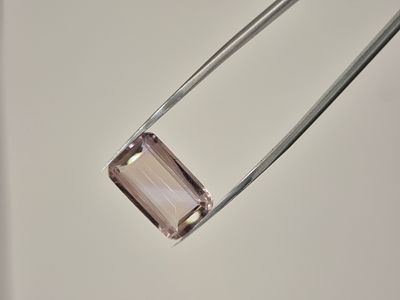 אבן אמטרין מושלמת וגדולה בחיתוך אמרלד בצבע ורוד צהוב צלולה מאוד במשקל כ- 5 קראט -Pink yellow 