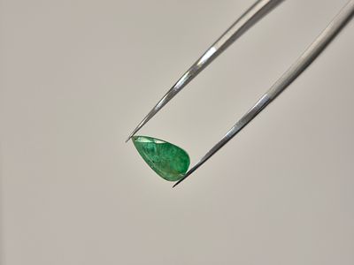 אמרלד טבעית בצבע ירוק עמוק בחיתוך טיפה (אגס) ושטוחה מאוד- מתאימה מאוד לשיבוץ בטבעת יוקרתית או 