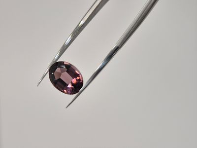 אבן חן טבעית מהממת ועדינה לשיבוץ בטבעת מסוג אמטיסט בחיתוך אובאלי בצבע סגול עמוק , צלולה מאוד 