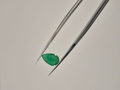 אמרלד טבעית ויפה לטבעת עדינה בצבע ירוק בחיתוך טיפה (אגס) ושטוחה מאוד- מתאימה מאוד לשיבוץ בטבעת 