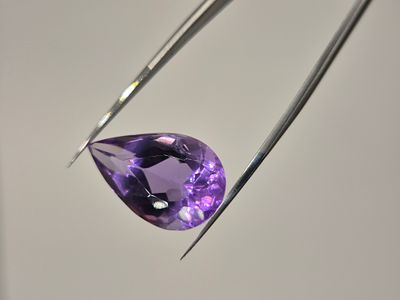 אבן חן טבעית מהממת וענקית לשיבוץ בתליון או בטבעת גדולה מסוג אמטיסט בחיתוך טיפה (אגס) בצבע סגול 