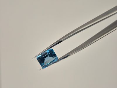 אבן חן טבעית מסוג בלו טופז בצבע כחול וצלול, בחיתוך אמרלד- אבן מהממת מתאימה מאוד לשיבוץ בטבעת או 