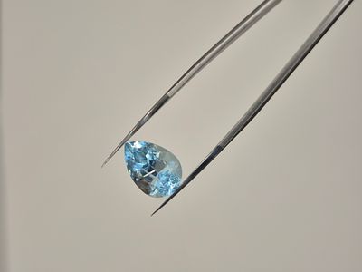 אקווה מרין, אבן חן טבעית גדולה לשיבוץ בטבעת או תליון יוקרתי בצבע תכלת שקוף, צלולה מאוד בחיתוך 