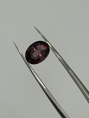 אבן חן טבעית מסוג אמטיסט אפריקאית בצבע סגול עמוק וצלול, בחיתוך אובאלי. אבן מהממת מתאימה מאוד 