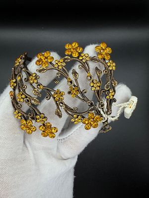 זוג צמידי יד או זרוע מושחרים מהממים לאירוע, אחד עם אבנים כתומות והשני עם ירוקות וכתומות מהממות 