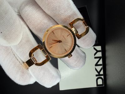 שעון מקורי של חברת DKNY אלגנטי יפייפה לנשים שלא נענד מעולם. דגם 8542- נרכש כמתנה ולא נעשה בו 