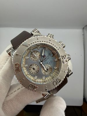 שעון מהמם במצב חדש של חברת Emboss מדגם Scoba Diver עדיין עם תגית מחיר מהחנות. באזל כסוף, יוקרתי 