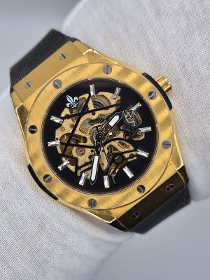 שעון מהמם של חברת ראלף כריסטיאן ביד שנייה במצב שמור מאוד ובמצב עבודה בצבע זהב עם רצועה שחורה. 