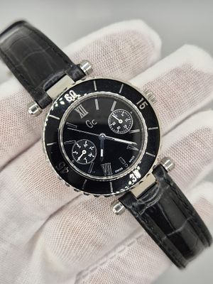 שעון במצב מעולה של חברת GC עם לוח בצבע שחור ואינדקסים בספרות רומיות, כולל רצועת עור מקורית של 