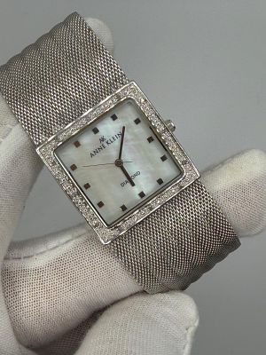 שעון מהמם של חברת Anne Klein בצבע כסוף עם לוח מהמם פנינה , סימני שימוש קלים, רצועה מתכת, דגם 