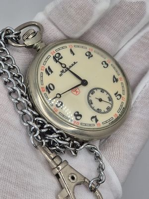 שעון כיס של חברת Molnija הרוסית אשר ייצרה את מרבית השעונים שלה באופן ידני וסיימה את הייצור בשנת 