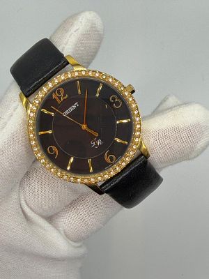 שעון מהמם במצב מעולה של חברת Orient עם לוח בצבע שחור, באזל זהב עם אבנים שקופות/קריסטלים , נמכר 