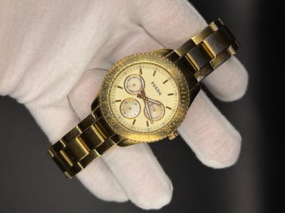 שעון של חברת Fossil בצבע זהב מוברש עם סימני שחיקה של זמן במצב סביר-טוב, דגם ES2820 עולה כחדש 