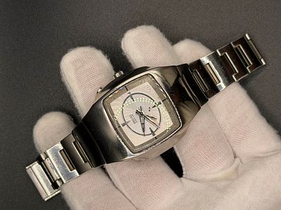 שעון וינטג' של חברת Seiko מדגם 5M45-5A00, שעון בעיצוב מיוחד עם גוף ריבועי כסוף בקוטר כ-36 מ"מ 