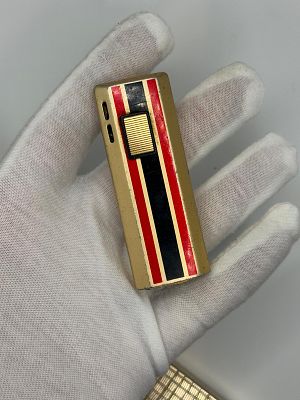 סט של שלושה מצתים וינטג יפייפיים מאספן גדול בתחום, אחד מוזהב, אחד מוזהב עם פסים אדומים ושחורים 