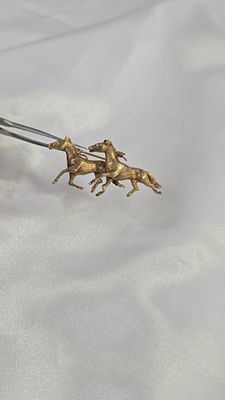 סיכה ייחודית מזהב אמיתי לבגד, עבודת יד 14k במשקל של כ7.92 גרם. פריט יוקרתי וייחודי. הפריט מגיע 