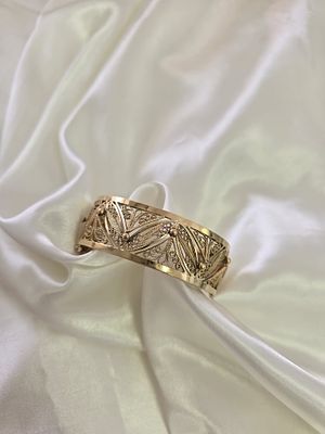 צמיד זה 18k יוקרתי מאוד עם נוכחות של ממש, פריט יפייפה עם פתיחה- מדהים ביופיו במשקל של כ67.66 