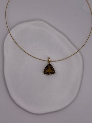 תליון מהמם וחדש שעוצב על ידי Sahar-Diamond & Art מזהב 14K עם אבן סיטרין חיתוך טריליון , אבן חן 