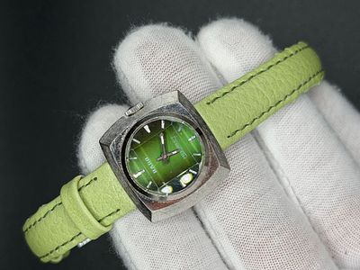 שעון עדין מאוד וינטג' של חברת Rado, מדגם Mckinley , חתום מאחור A230688. שעון בעיצוב מיוחד שלא 