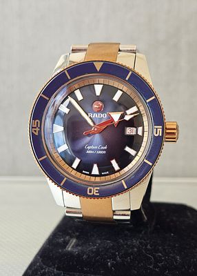 שעון Rado Captain Cook, מנגנון אוטומטי, מדגם שעולה בחנויות חדש מעל 13,000 שח. עם רצועה בצבע כסף 