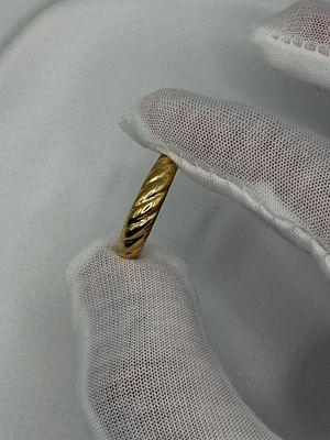 טבעת יפייפה מעיזבון, זהב צהוב 14K, בעיצוב טוויסט קלאסי ועדין, מראה אלגנטי ונוכחות על היד 