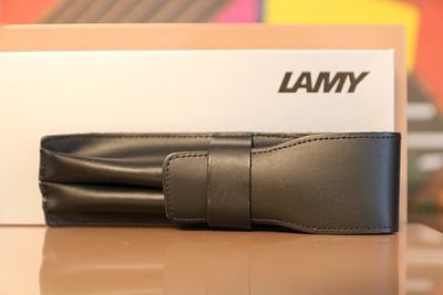 נרתיק אחסון מקורי מעור של חברת Lamy לשני עטים בצבע שחור, במצב חדש לגמרי כולל קופסה מקורית