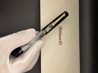 עט נובע וחדש לגמרי של חברת Pelikan עם משאבה מובנית מדגם M200 בצבע אפור משויש עם עיטורי זהב נרכש 