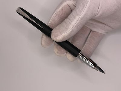 עט נובע מדגם Lamy Studio בצבע שחור וכסוף. חיצונית במצב מעולה. קיימות רק שריטות/ בחלק העליון 