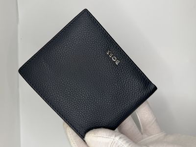 ארנק מקורי של Hugo Boss ישירות מהחנות במחיר חיסול. מגיע ללא קופסה דגם HBA-HLM416N. חדש אך נצפה 