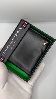 ארנק מקורי כולל קופסה של חברת Tommy Hilfiger בצבע שחור. NOS כולל קופסה מקורית. מגיע ישירות 