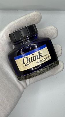 קסת דיו Quink Parker ללא קופסה במצב חדש אבל דגם וינטג' ותיק. מיכל כמעט מלא בשל גילו כ-80% לגמרי 