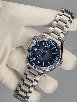 שעון יוקרתי של חברת אומגה (Omega), מדגם Seamaster Planet Ocean – Summer Blue, משנת 2024. מהדורת 