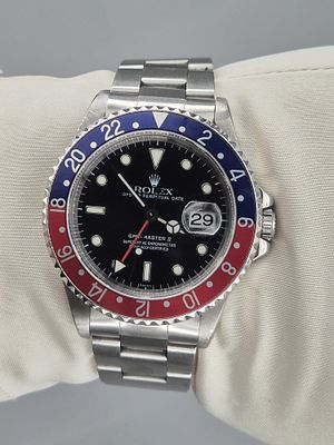 שעון יוקרתי של חברת Rolex, מדגם GMT-Master II ״Pepsi״, משנת 1998 במצב שמור מאוד שלא רואים בכל 