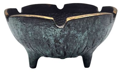 קערה מאפרה ברונזה בפטינה ירוקה "נורדיה" "NORDIA" ישראליאנה, מעוטרת ריקוע פטיש, חתומה, קוטר 11 