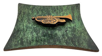 קופסת ברונזה בפטינה ירוקה "דייגי" "DAYAGI" ישראליאנה, מעוטרת בתבליט חצוצרה וריקוע פטיש, חתומה 