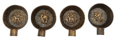 סט 4 מאפרות ברונזה "אופנהיים" "OPPENHEIM" ישראליאנה, מעוטרות גמלים וחמורים, ריקוע פטיש והכיתוב 