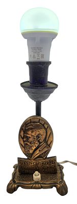 מנורת ברונזה שולחנית ישראליאנה, מעוטרת בתבליט ד"ר בנימין זאב הרצל, גובה 22 ס"מ