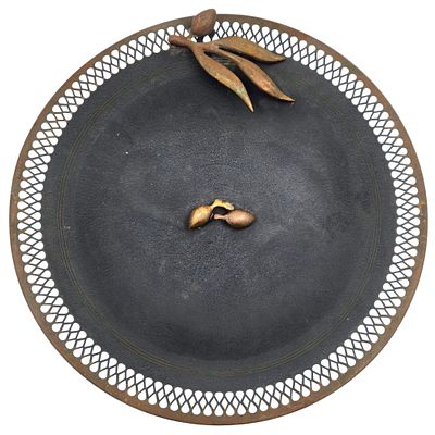 צלחת קערה נחושת בפטינה שחורה "פל-בל" "PAL BELL" ישראליאנה, מעוטרת זיתים ועלי זית בעבודת ניסור 