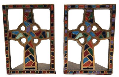 זוג תומכי ספרים פליז "טרה סנטה" "TERRA SANCTA" ישראליאנה, מעוטרים בצלבי ירושלים ופסיפס בצביעת 